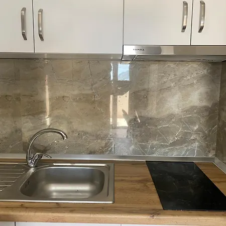 Prane Kompleksit Tropikal Durrës